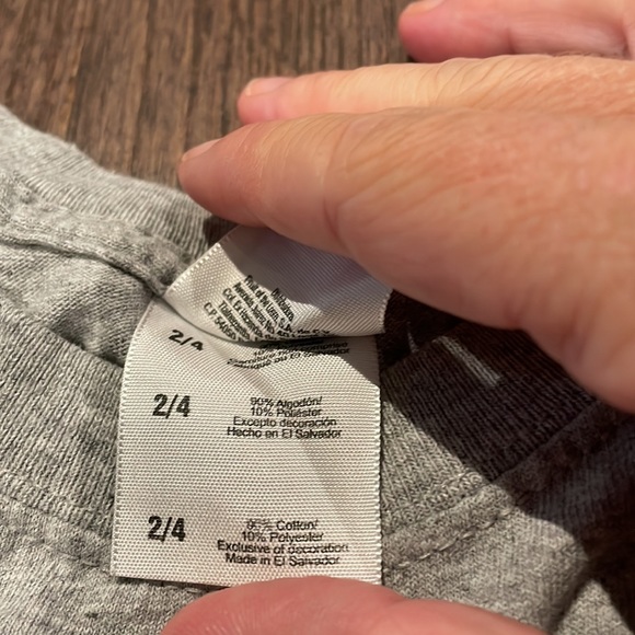 Queen’s University sz 2-4 youth Tshirt - Picture 2 of 5